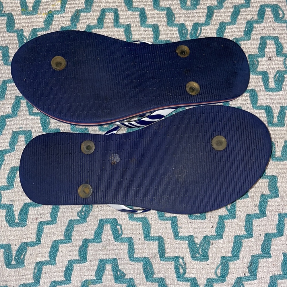 Adorable Vera Bradley Flip Flops - Picture 4 of 4